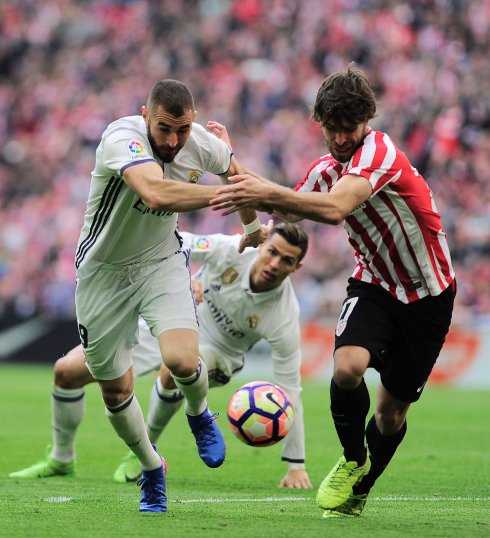 Benzema disputa el balón con Yeray, con Cristiano detrás. 