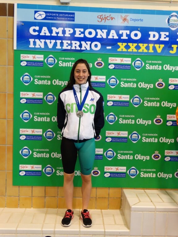 Alexia Arredondo luce su medalla de plata. 