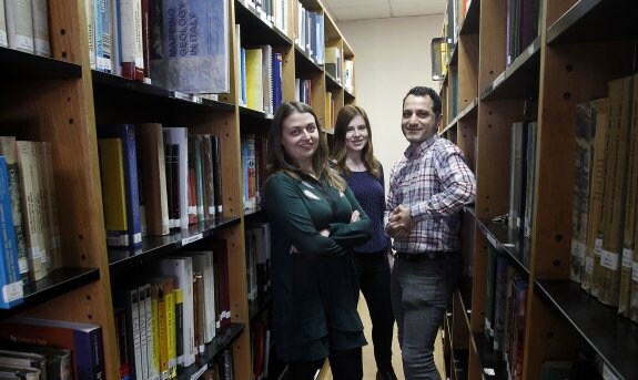 Por la izquierda, Itziar García, Ana Belén Ramos y Luis Rodríguez, en el Área de Didáctica de la Matemática. Faltan Ángela Blanco y Patricia Díaz, docentes también de Secundaria. 