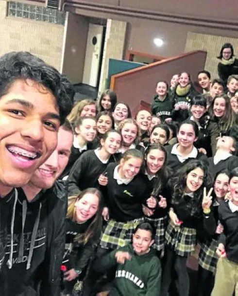 Dos Anjos yJesperson con los alumnos de las Teresianas