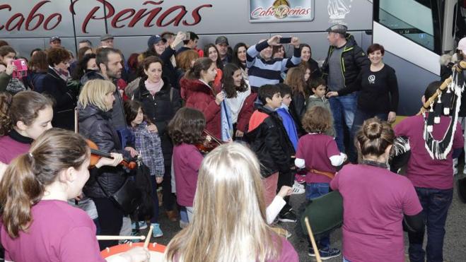 Caluroso recibimiento a la Banda de Gaitas Llacín tras desfilar en Nueva York