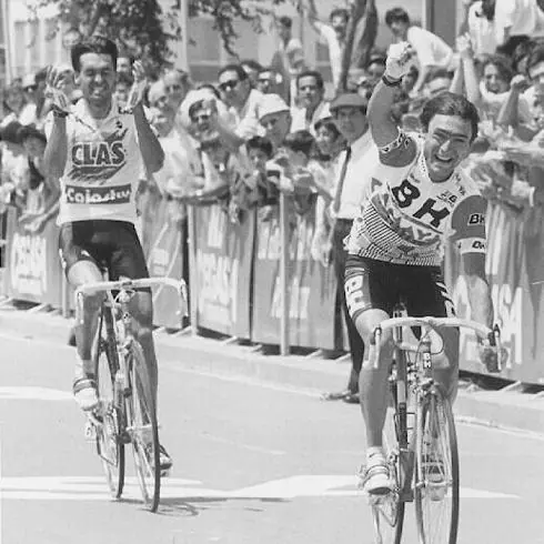 Mauleón, a la izquierda, ve cómo Lale Cubino se proclama campeón de la Vuelta a España en 1990 en Vitoria. 