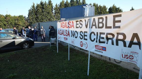 Pancarta contra el cierre en las instalaciones de la empresa.