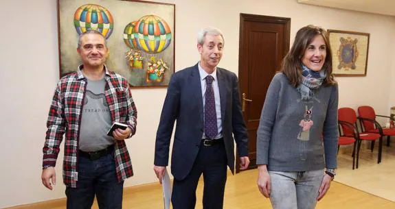 Ángel Fernández, Federico Recalde y María Jesús Castiñeira antes de la rueda de prensa que ofrecieron para explicar la sentencia judicial. 