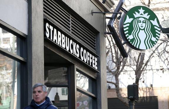 Uno de los cafés de Starbucks, con su logotipo. 