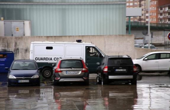 Furgón de la Guardia Civil en el que trasladan al violador confeso al centro penitenciario de Asturias. 