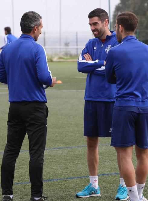 Nacho Méndez charla con Pablo Lago y Marcos Torres.