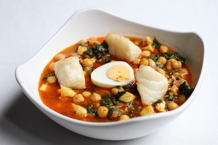 Garbanzos con bacalao y espinacas