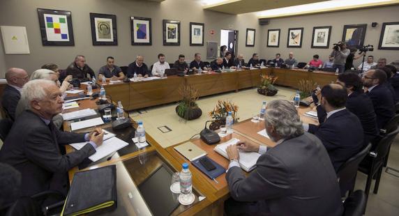 Imagen de la negociación entre empresarios y trabajadores celebrada anteayer con presencia del Gobierno. 