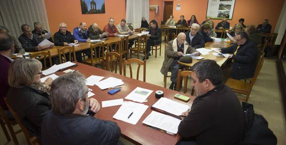 Vecinos, inquietos, esperando explicaciones en la reunión de Les Caseríes. 