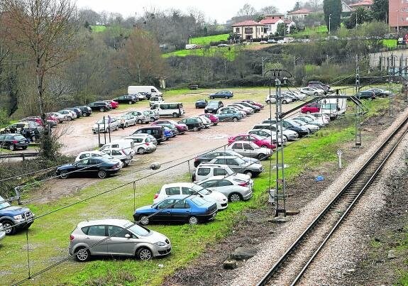 El aparcamiento público de la calle Asturias, de La Pola, que se va a urbanizar. 