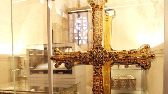 Un estudio adelanta al siglo XII la leyenda de la Cruz de la Victoria