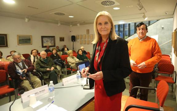 Isabel Moro, en primer plano, antes de dar comienzo a la asamblea general del Ateneo. 