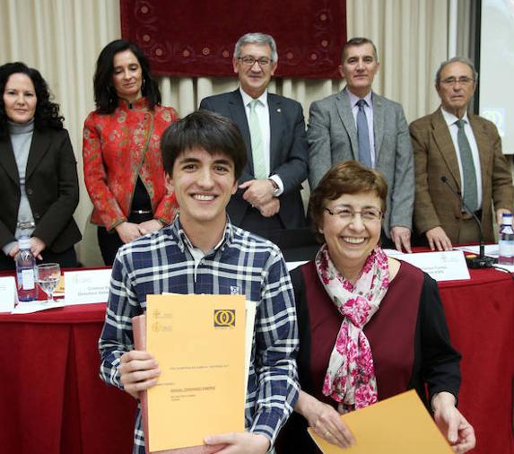 Manuel Fernández (del IES Fleming, de Oviedo), el ganador de la Olimpiada Química, con su profesora Emma Sauzo. 