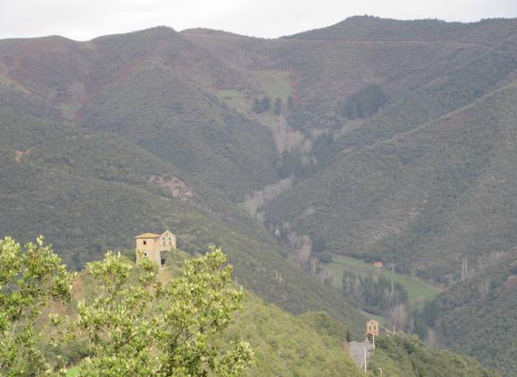 Capillas de Santa Catalina y San Miguel, en el valle del Deva. 