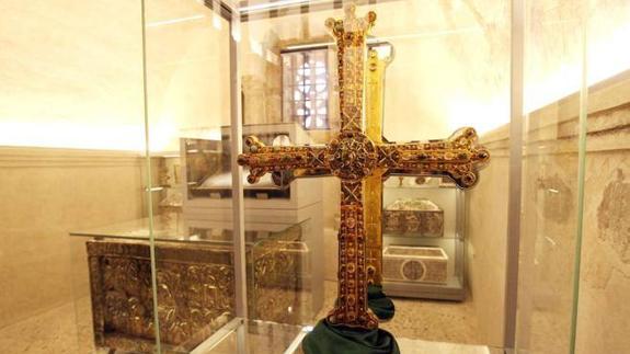 Arca Santa y Cruz de la Victoria. 