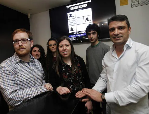 Ignnacio Montero, Laura Fernández y Juan Carlos Campo en primer plano. Detrás, Patricia Aguilar y Ángel Jesús Caraduje, de la asociación El Mono Infinito. 