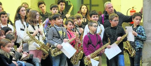 Antiguo Instituto. Un grupo de saxofonistas, a la espera de participar en el concierto final de las II Jornadas de Saxofón. 