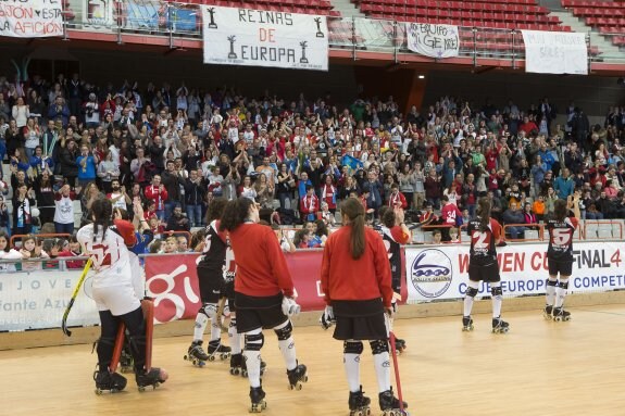 Las jugadoras del Hostelcur dan las gracias a la afición que no dejó de animar a lo largo de todo el encuentro. 