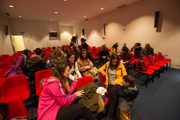 Las educadoras celebraron ayer una asamblea en la Casa de Cultura. 