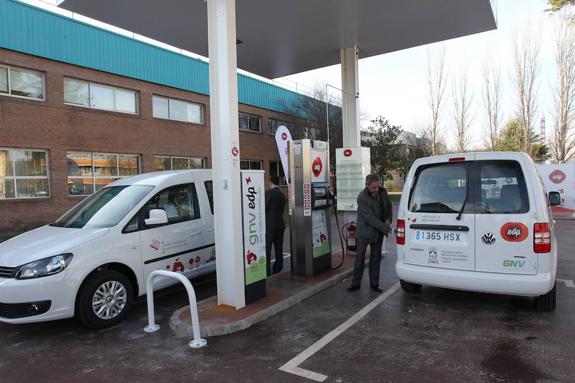 Primera estación vasca de repostaje de gas conectada  a la red, en la sede de Naturgas. 