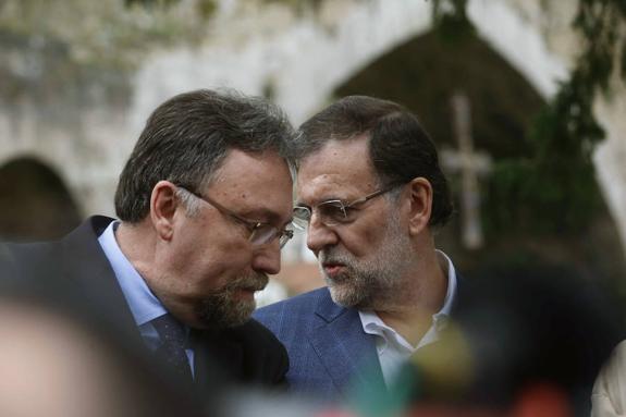 El diputado de Foro, Isidro Martínez Oblanca, en un acto electoral con el presidente Rajoy, en Cangas de Onís. 