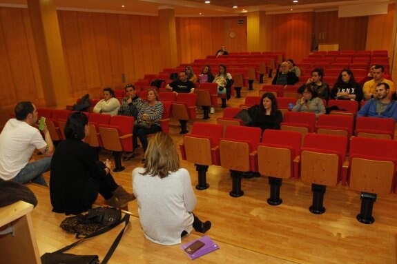 Los inquilinos de la comarca de Vipasa analizaron su situación en una reunión celebrada ayer en el CMAE. 