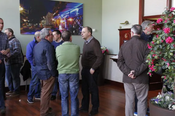 Familiares y amigos de Ovies recibieron ayer múltiples muestras de condolencia en el tanatorio. 