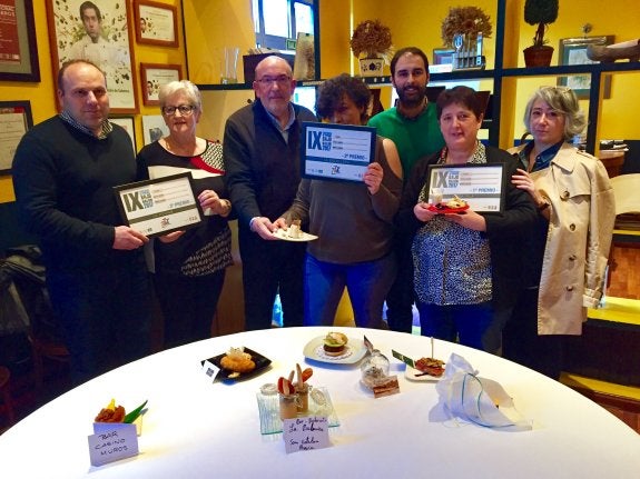 Los ganadores, con los alcaldes junto a sus pinchos. :: LVA