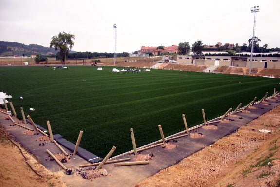 Colocación del césped artificial, en 2007, que presentó luego diversas deficiencias del material. 