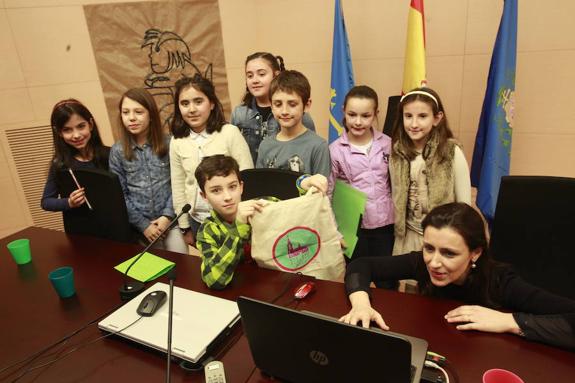 Alumnos de sexto de Primaria del Evaristo Valle muestran la bolsa de tela que han creado. Al lado, la profesora Almudena Domínguez. 