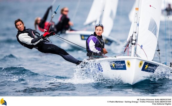 Ángela Pumariega y Sofía Toro, durante una de las mangas del Trofeo Princesa Sofía, en Palma. 