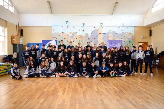 Los jugadores Miquel Salvó, Agustí Sans, Dani Pérez, Víctor Pérez y el Director General, Héctor Galán, con a los alumnos del Nazaret. 