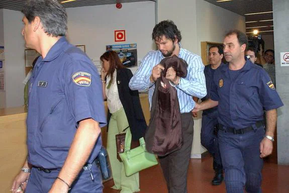 A la izquierda, Paolo Eduardo Gonzalez, condenado por el asesinato de Elena Hevia, en una de sus declaraciones en los juzgados ovetenses. Arriba, la imagen de la joven asesinada.