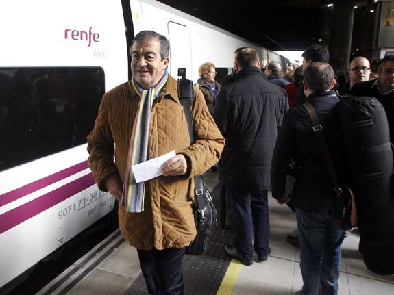 Álvarez-Cascos, en un viaje en tren a León para reclamar la alta velocidad ferroviaria, en 2014. 