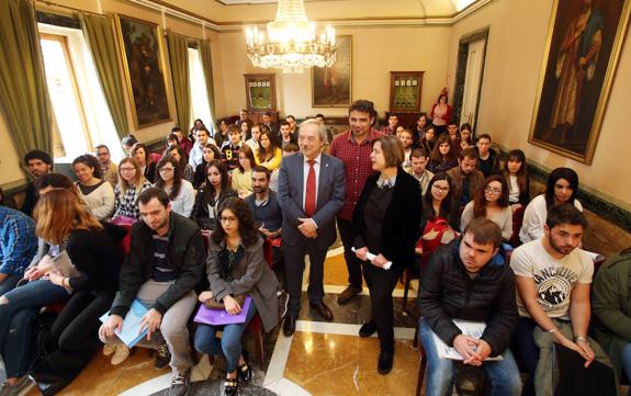 Ana Taboada, Wenceslao López e Iván Álvarez, durante la bienvenida a los nuevos trabajadores en prácticas en el salón de Plenos. 