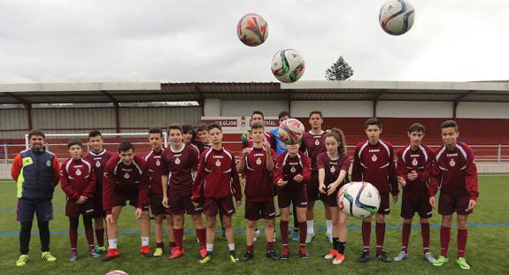 Uno de los equipos de la cantera del Gijón Industrial, durante su entrenamiento de ayer en el campo de Santa Cruz. 