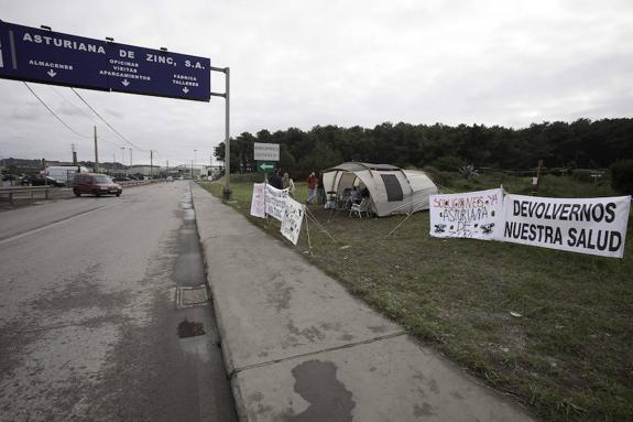 En 2013, un grupo de afectos acampó delante de AZSA y se declaró en huelga de hambre para reclamar tratamiento. 