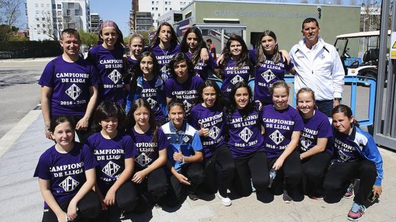 Las jugadoras del AEMLleida posan con una camiseta encargada ex profeso para celebrar el título.