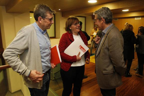 Víctor García Ordás, Pilar Varela e Isidro Rodríguez, en la presentación del estudio. 