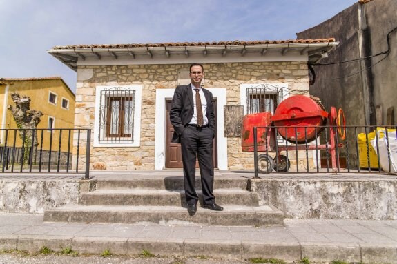 Jesús Bordás, ante la casa de concejo de Pimiango. 