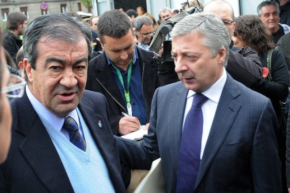 Álvarez-Cascos, con el entonces ministro de Fomento, José Blanco, en diciembre de 2011, en la inauguración del tramo de AVE entre Orense y La Coruña. 