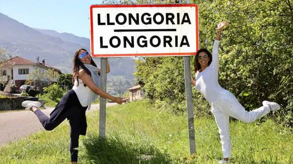 María Bravo y Eva Longoria se hacen una foto con el cartel de Longoria. 