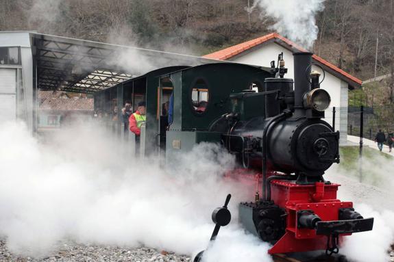 El tren de vapor del Ecomuseo de Samuño. 