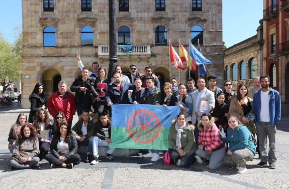 Representantes de asociaciones gitanas muestran su bandera, en la plaza Mayor. 