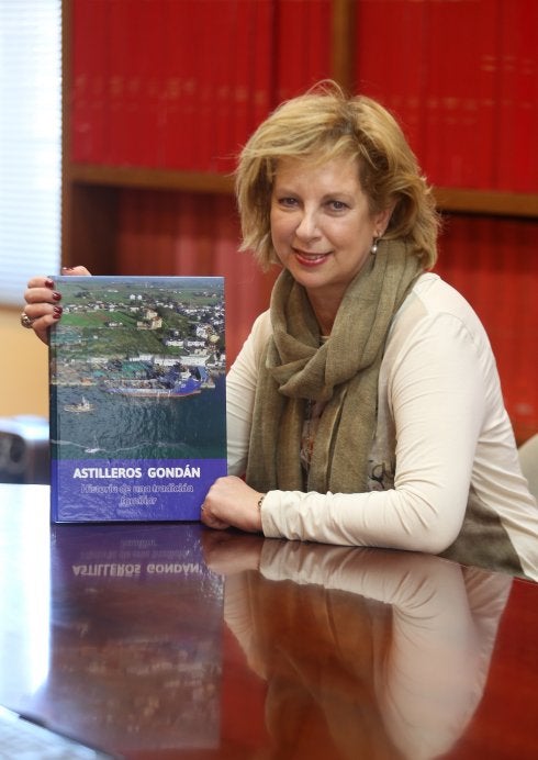 María José Platero, con el libro que ha escrito. 