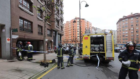 El fuego se declaró en una plaza cerrada sita en la planta menos dos y generó una densa humareda que disparó la alarma entre vecinos y transeúntes y provocó expectación