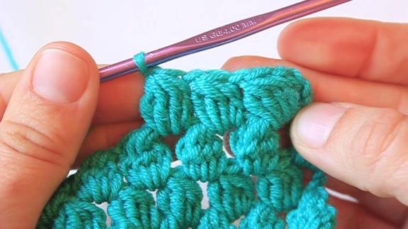 Un colegio de Madrid ofrece ganchillo para niñas y visitas al Bernabéu para niños