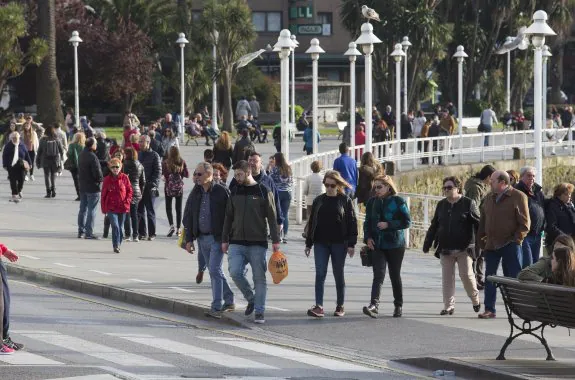 El buen tiempo anima a gijoneses y visitantes a salir a la calle. En la fotografía, la zona de los Jardines de la Reina repleta de gente. 