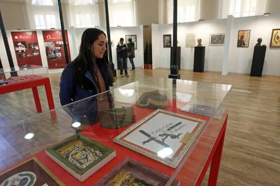 Elena Cortina admira los objetos de la exposición. 